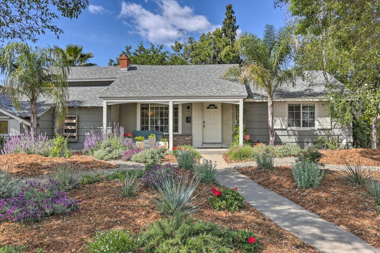 Whimsical With Garden And Patio! Holiday home Sacramento