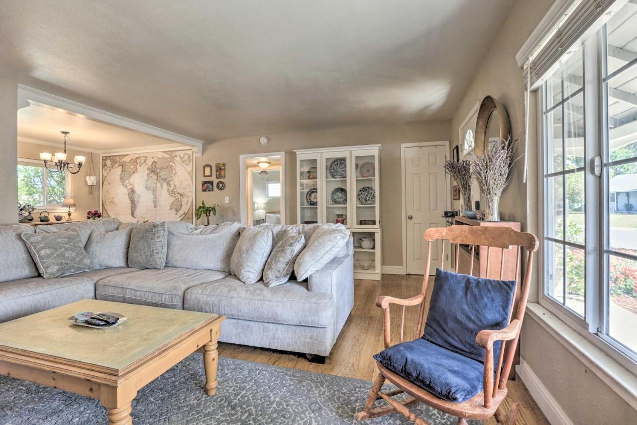 Whimsical With Garden And Patio! *