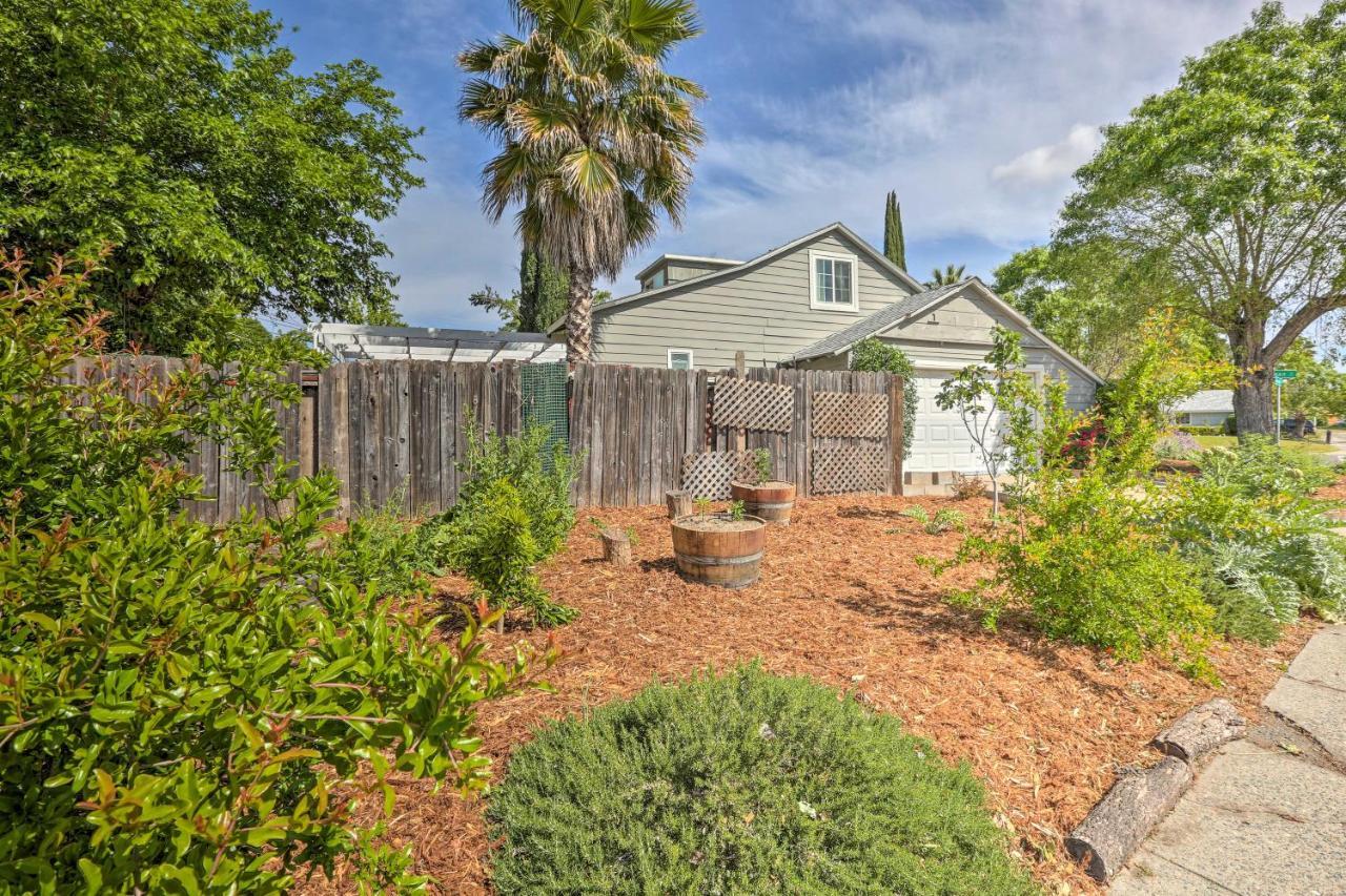 Whimsical With Garden And Patio! *